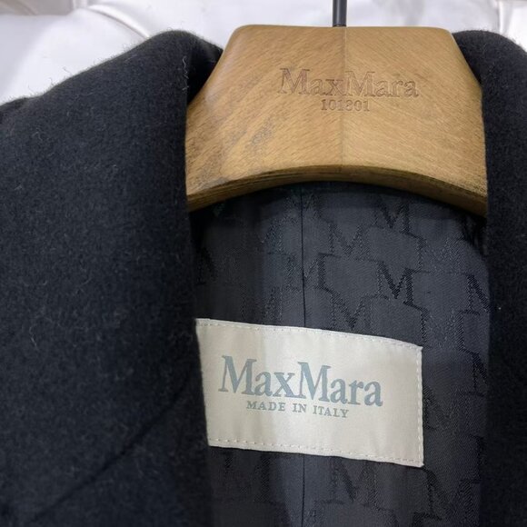 An exquisite Max Mara cashmere coat. Double-breasted design with a belt. - Picture 6 of 12